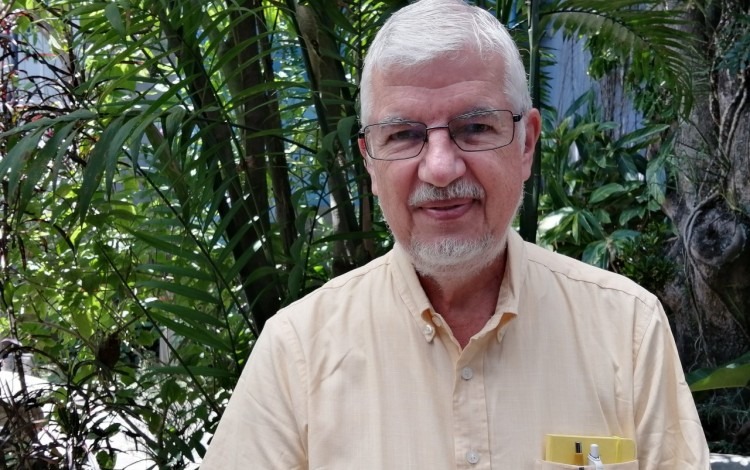 Plano medio de José María Gutiérrez en uno de los jardines del Campus Tecnológico Local San José.