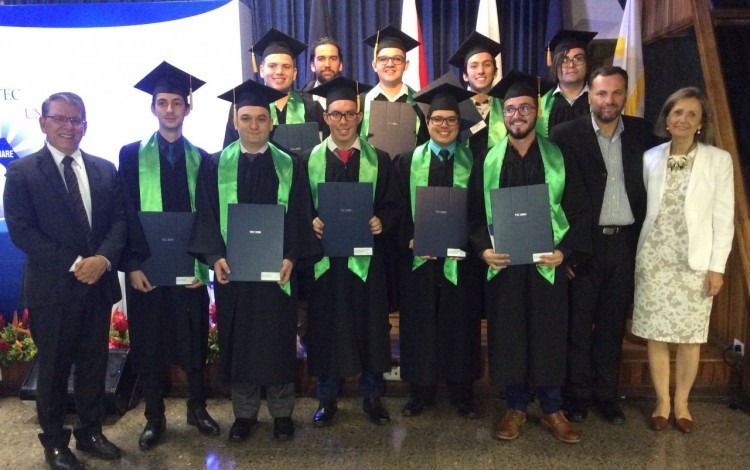 personas graduadas posan con su título y toga