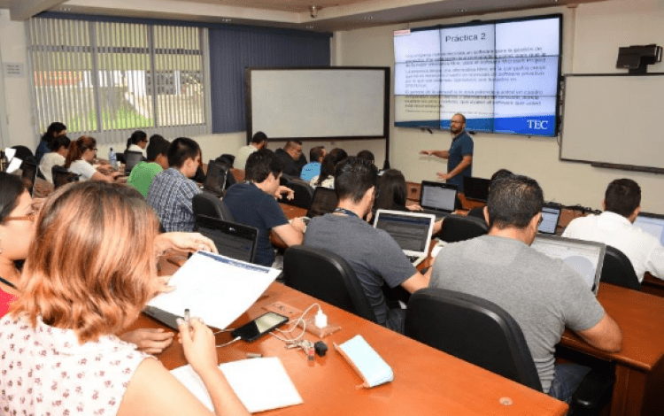 Funcionarios del Tec Digital en el curso “Fundamentos de Software Libre”, impartido por el Ing. Ronald Brenes del Departamento de Tecnología de Información y Telecomunicaciones del TEC. (Foto: Ruth Garita OCM)