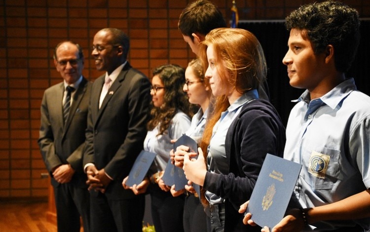 Durante el acto inaugural, se anunció el nombre de los cinco estudiantes de diferentes sedes del Colegio Científico que obtuvieron una beca para estudiar durante un año en Estados Unidos. (Foto: Ruth Garita/OCM)