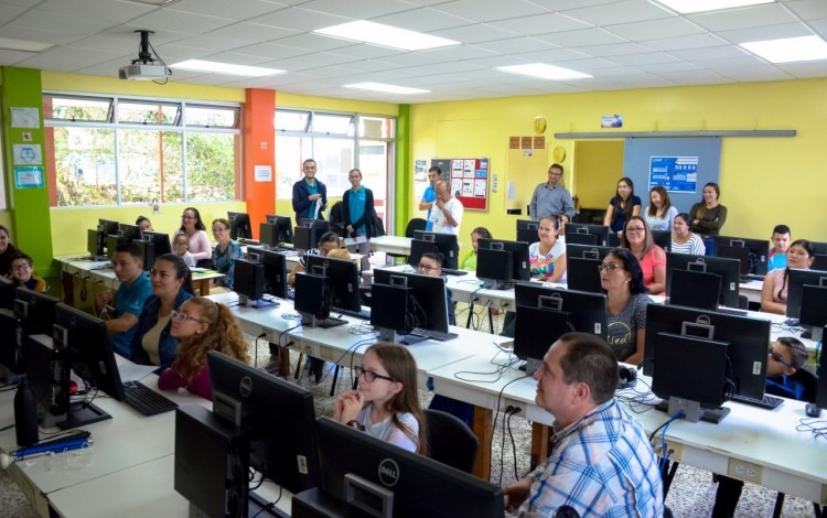 niños-sentados-frente-a-computadoras-