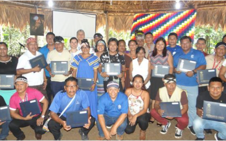 Graduación de un grupo de indígenas.