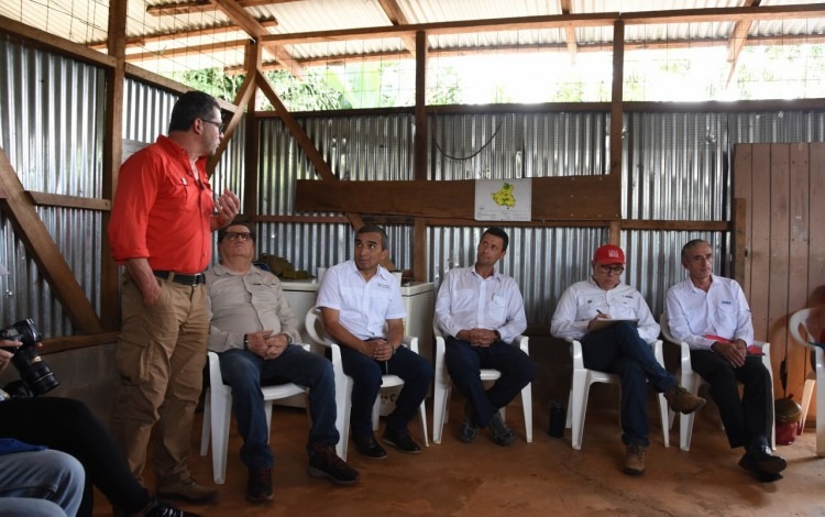 Un hombre de pie expone ante los rectores