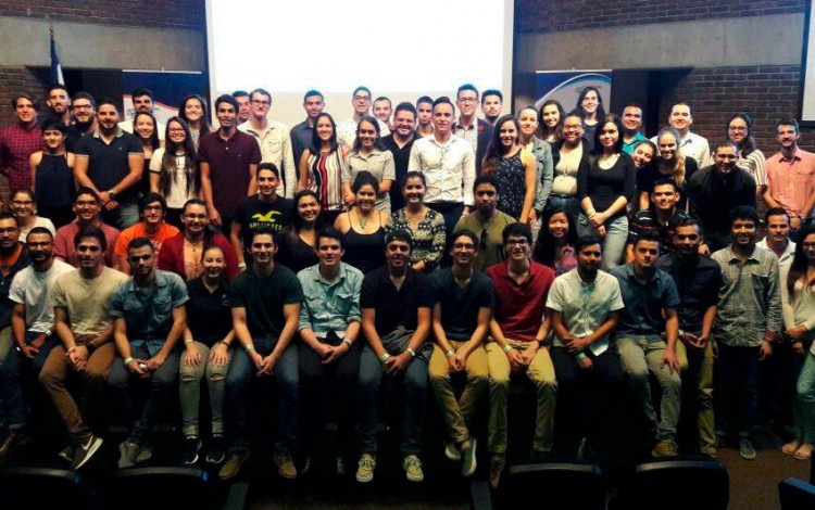 Un grupo de estudiantes reunidos.