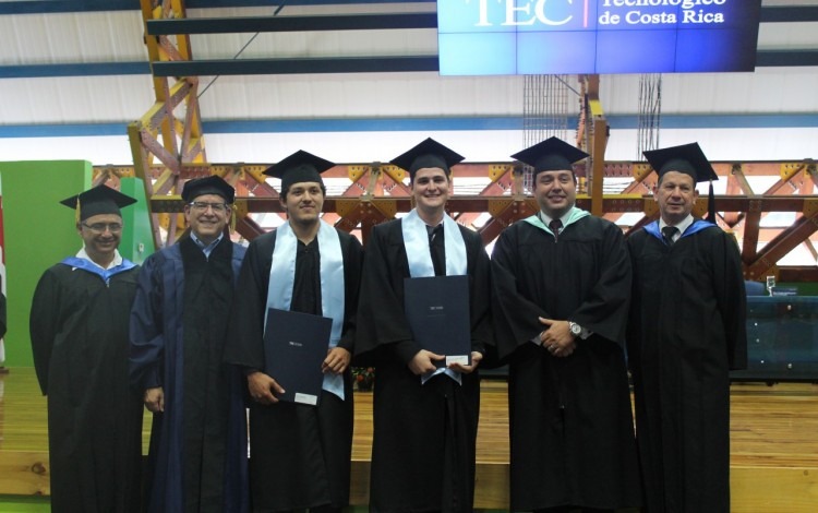 estudiantes_durante_acto_graduacion_tec_san_carlos_