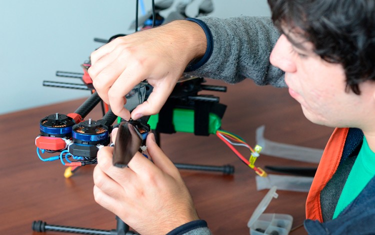 joven manipulando elementos electrónicos