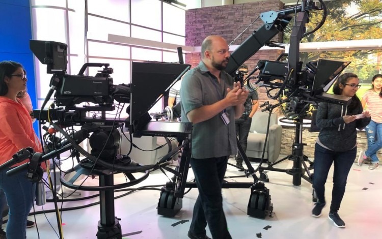 La fotografía muestra una de las clases de producción audiovisual que estudiantes del TEC realizaron en la Universidad Sacred Heard