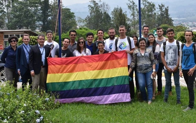 estudiantes_rector_posando_bandera_diversidad_