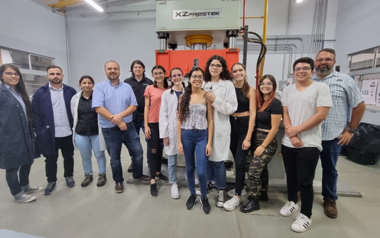 Imagen de varios investigadores del proyecto en deformación plástica severa.