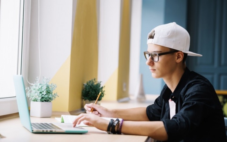 imagen de un estudiante frente a la computadora