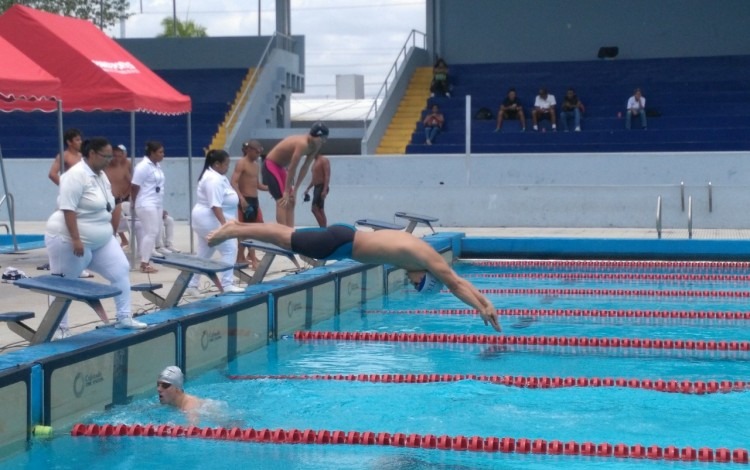 nadador_del_tec_lanzandose_a_piscina_para_competir_