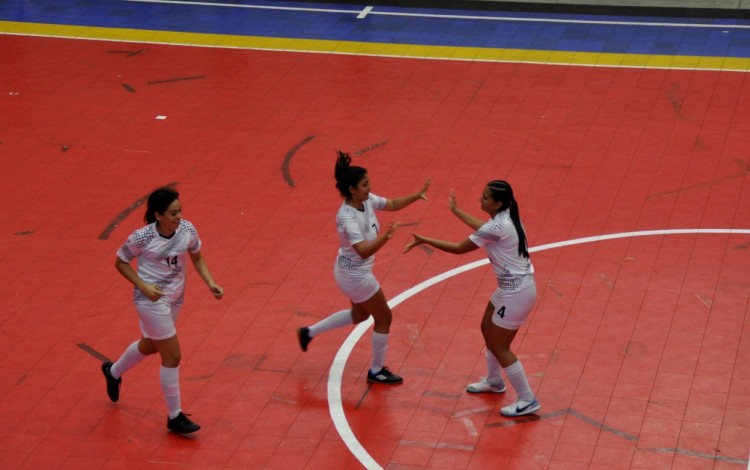 Jugadoras celebrando.