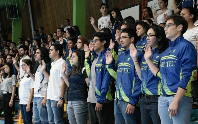 atletas_levantando_la_mano_derecha_haciendo_juramento_