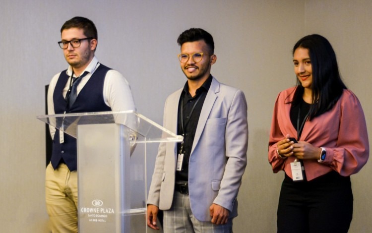 imagen de tres estudiantes del TEC posando para la fotografía.