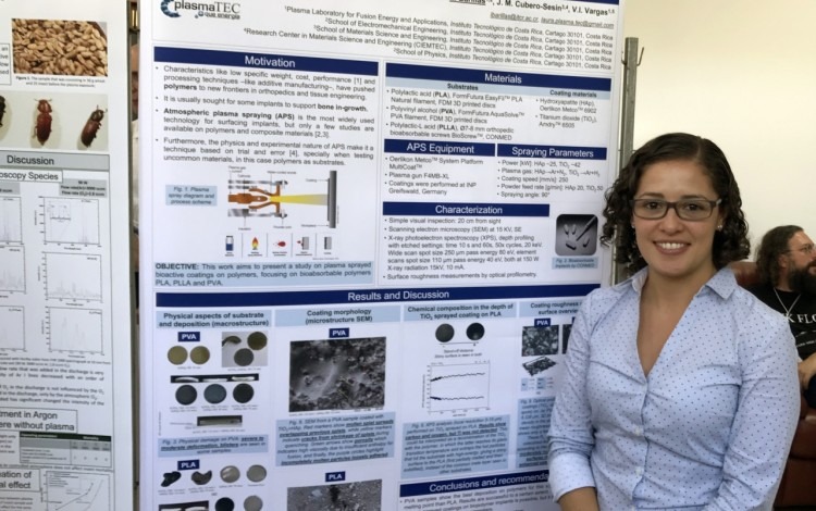 Laura Barillas junto al póster que presentó en Rumania.