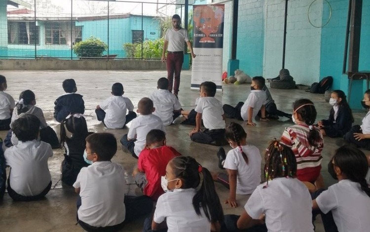 Narrador contando cuento a alumnos de escuela.