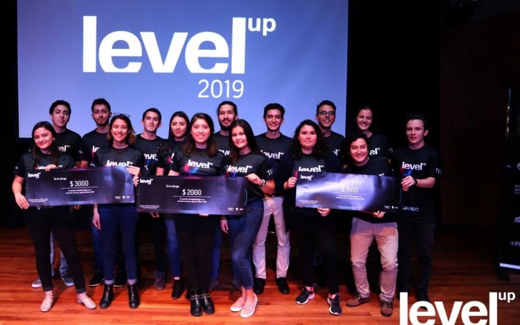 estudiantes ganadores de Level up en el escenario 