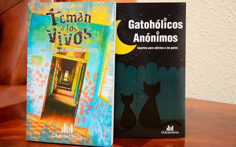 dos libros sobre una mesa.