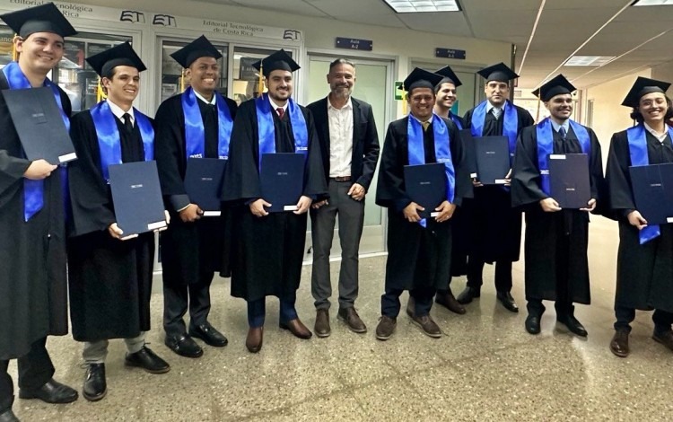 Imagen de nueve estudiantes recién graduados.