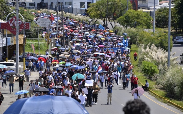 Miles de manifestantes en la vía de Circunvalación.  