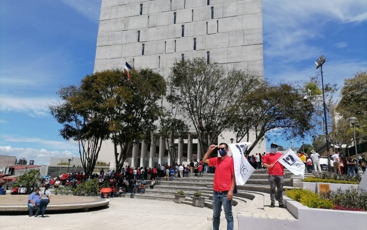 personas de universidades públicas se manifiestan frente a la Asamblea Legislativa