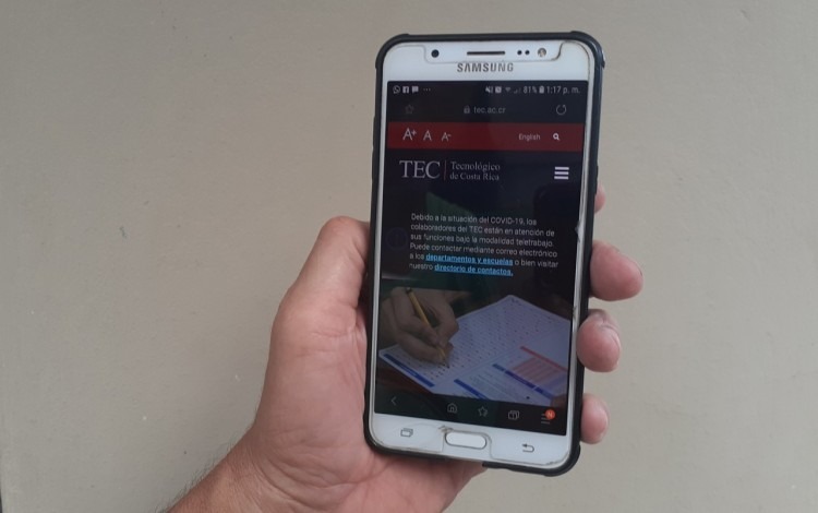 Celular mostrando sitio web del TEC.