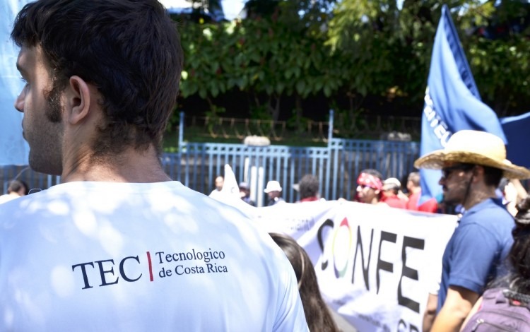 persona con camisa tec