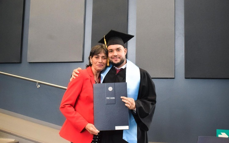 El joven Mariano Bermúdez posa junto a su madre María Goretty. (Fotografía: Génesis Scott / TEC). 