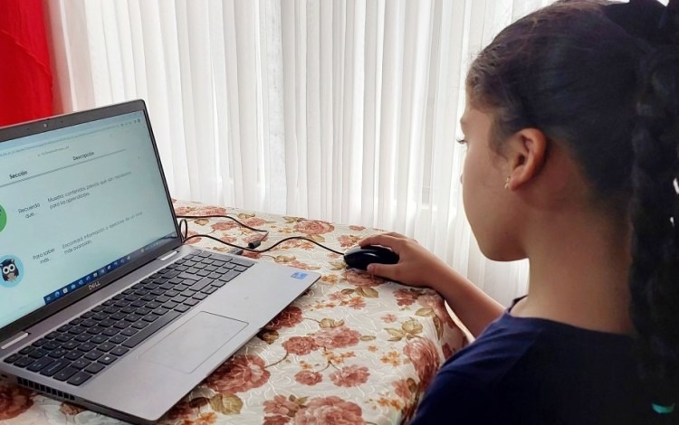 Imagen de una niña frente a la computadora