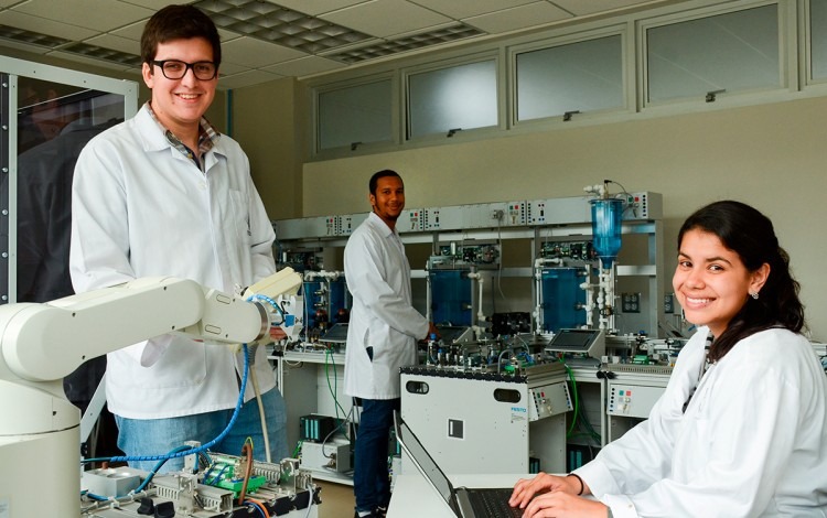 estudiantes en laboratorio de mecatrónica