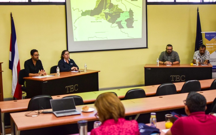 Imagen de varias personas en el conversatorio