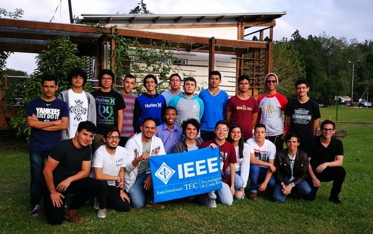 Imagen de los miembros del  Capítulo Estudiantil IEEE Computer Society  posando para la fotografía.