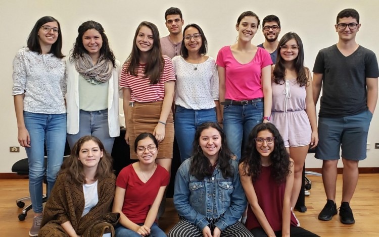 Imagen de varios estudiantes posando para la fotografía.