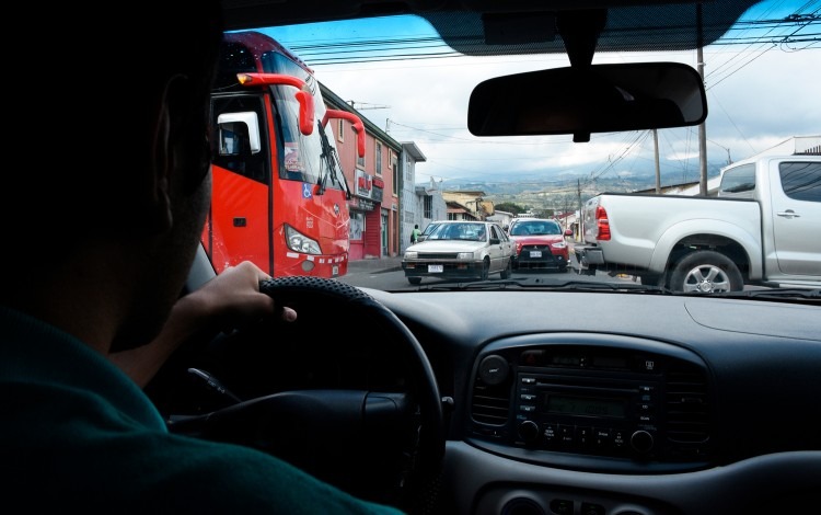 Muchas esquinas del Gran Área Metropolitana han modificado su dinámica debido a altos flujos vehiculares que se encuentran en estas (Fotografía: Ruth Garita)