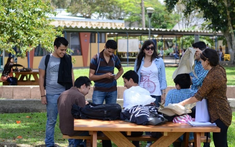 muchachos recibiendo curso