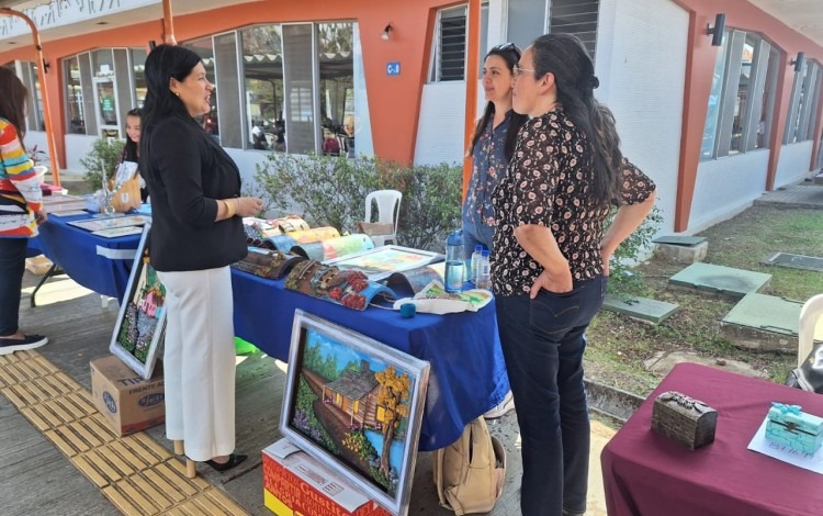 Imagen de la rectora del TEC observando los productos de las mujeres empresarias.