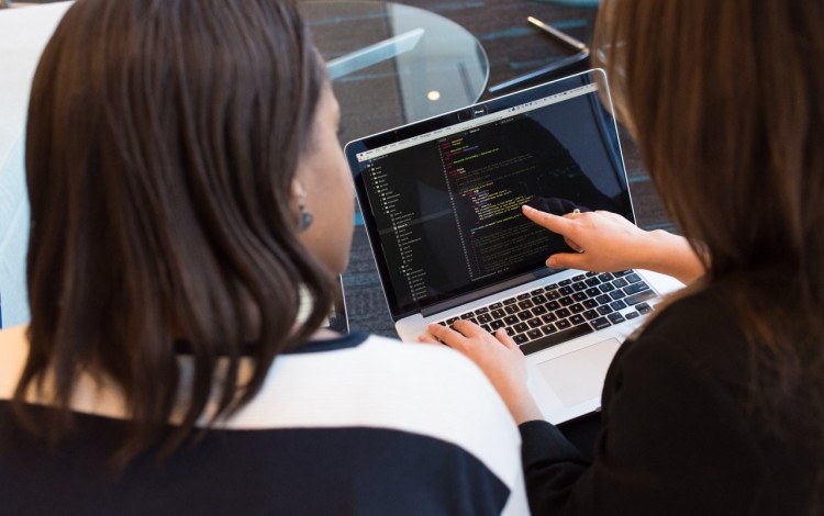 mujeres frente a computadora