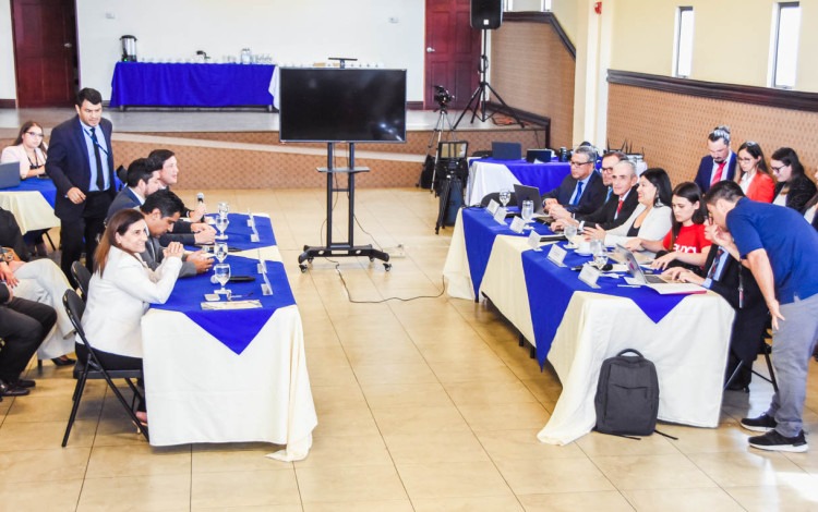 dos mesas en las que se ubica la comisión de enlace