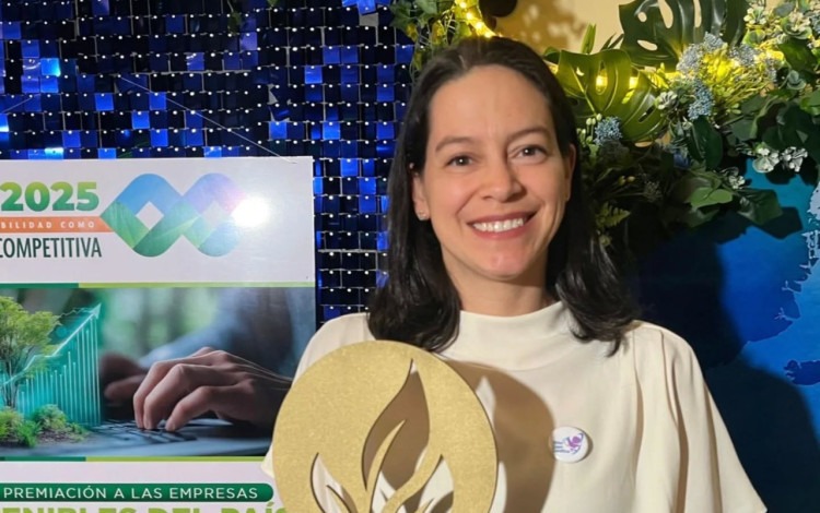 La profesora del TEC, Laura Rojas, fue la encargada de recibir el premio en nombre del Proyecto de las Niñas Supercientìficas.