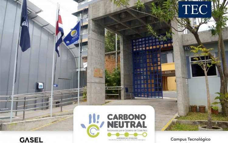 Entrada principal del Campus Tecnológico Local San José donde se aprecian las banderas de Costa Rica, del TEC y la Azul Ecológica.