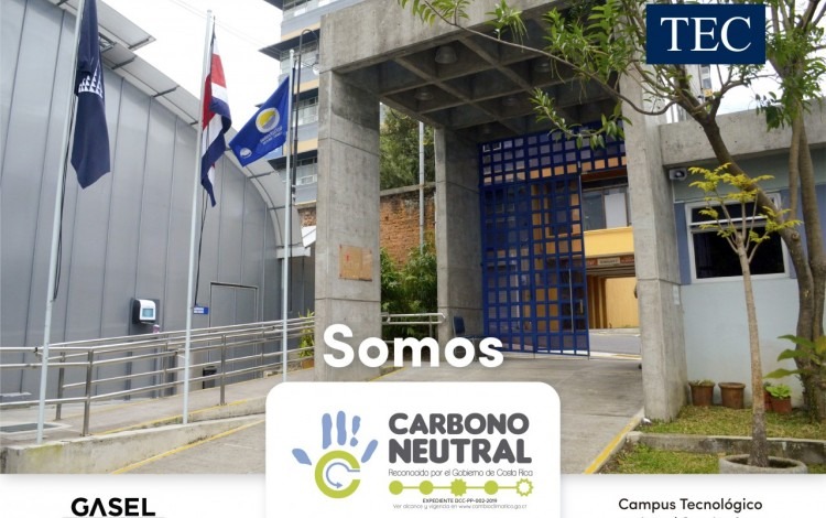 Entrada principal del Campus Tecnológico Local San José donde se aprecian las banderas de Costa Rica, del TEC y la Azul Ecológica.