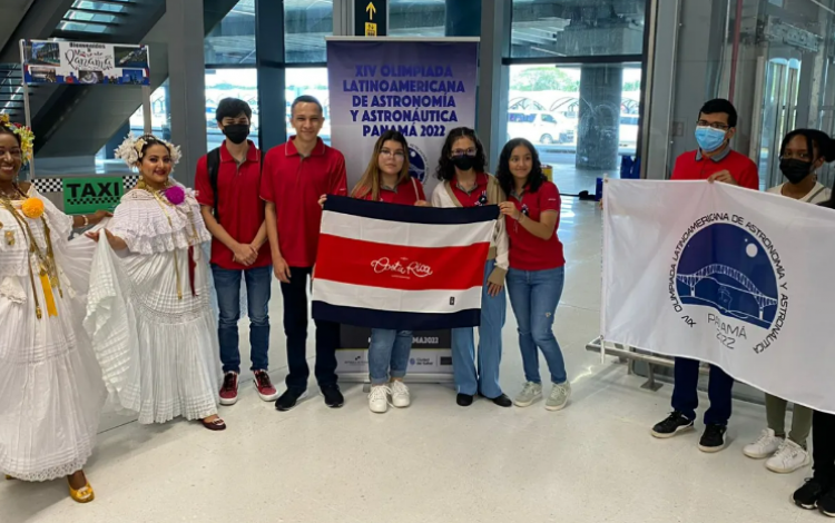 Imagen de varios estudiantes en el aeropuerto de Panamá.