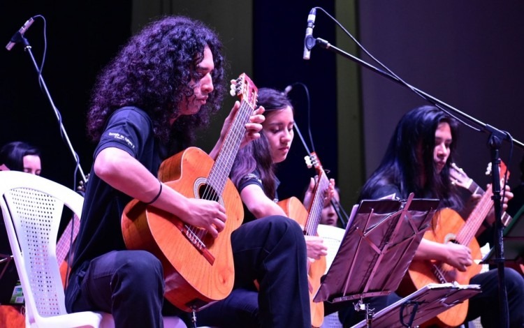 orquesta de guitarras en concierto