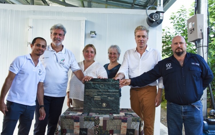 Las personas posan con la placa de las nuevas instalaciones.