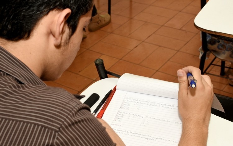 Estudiante haciendo un examen de práctica. 