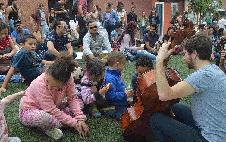 Un pic-nic en plena calle: el costado oeste de la Alianza Francesa se transformó en un campo verde donde las familias y amigos compartieron una merienda, mientras que los integrantes del grupo “In love with” desarrollaban un taller de música con los niños. (Foto: Fernando Montero)