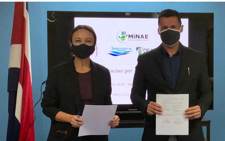 Andrea Meza Murillo, ministra de Ambiente Energía y Juan Felipe Macías González, gerente general de la Compañía de Galletas Pozuelo durante la firma del acuerdo.