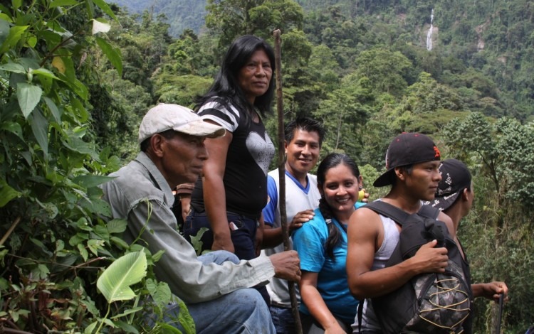 Personas indígenas en un tour por la montaña. 