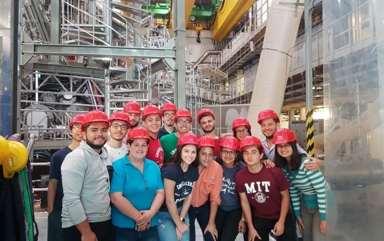 imagen de varios estudiantes posando para la fotografía en un laboratorio de plasma, en Alemania.