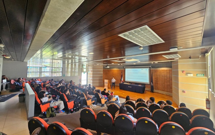 personas estudiantes en un auditorio